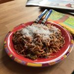 Reste-Spaghetti mit grünen Bohnen verlängert und Parmesan zugedeckt