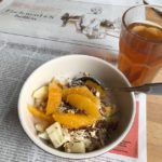 Zeitunglesen beim Frühstück
