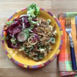 Lecker Käse-Spätzle und Salat waren in der Tüte.