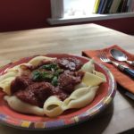 Conchiglioni Rigati mit Tomatensoße und Basilikum