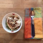 Lecker Mandelquark mit Früchten und Kakaopulver.