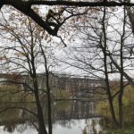 Die Häuser spiegeln sich im Schreventeich.