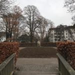 Neue Rosen vor der Frauenstatue.