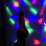 Der DJ aus dem Hinterhof macht eine Balkon-Party