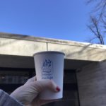 Darauf einen Cappuccino unter blauem Himmel.