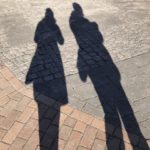 Zwei Spaziergangsschatten auf dem Weg zur Kieler Förde.
