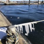 Eiszapfen im eiskalten Wind.