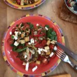 Zucchini-Karotten-Puffer mit Pfifferlingen und Birnen-Chili-Ragout