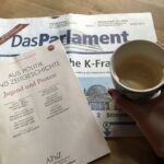 Cappuccino und Zeitung