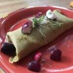 Frühstück: Buchweizencrepe mit Kohlrabi-Hüttenkäsefüllung