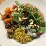 Gerste-Rotkohlsalat-Kürbis-marinierter Tofu-Gurkensalat-Winterkresse-Bowl mit gelben Linsen