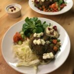 Falafel-Bowl mit Pfannengemüse, Salat und Humus