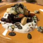 Rote Beete-Sellerie-Apfelsalat mit Gorgonzolawürfeln auf einem saure Sahne-Schnittlauch-Spiegel