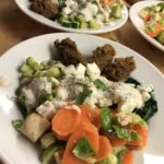 Limetten-Koriander-Reisbowl mit gestampften Bohnen und Tahinidressing