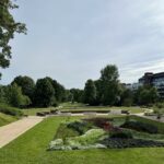 in die Weite des Schlossparks schauen