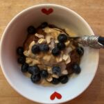 Süßkartoffel-Schokocreme mit Mandelmuss und Blaubeeren