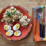 Couscous-Thunfisch-Salat, Sellerie-Apfelsalat und gekochte Eier.