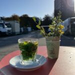 Sonne und frischen Minztee auf dem Markt genießen