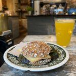 Doch im Café frühstücken.