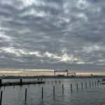 Förde mit dramatischem Himmel