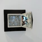 Halbe Krimiautorin in Kunstwerk von Mary Bauermeister
