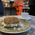 Dazu frühstücke ich ein Eibrötchen.