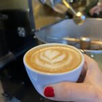 Der Cappuccino schmeckt.