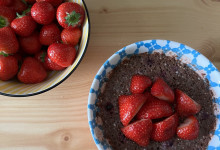 Getreidefreies Porridge mit Erdbeeren