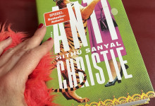 Mit Buch und Elmo für den Rest des Tages auf dem Sofa