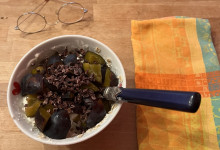 Quark mit Früchten und Kakaonibs
