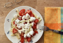 Nudeln mit Tomate, Mozzarella und Olivenöl