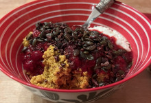 Goldenes Quinoa-Porridge mit Himbeeren & Co.