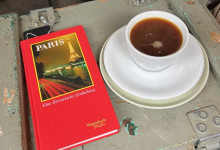 Americano und Paris im Café