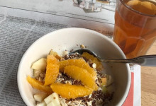 Zeitunglesen beim Frühstück