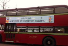 Der rote Bus parkte vorm Hotel