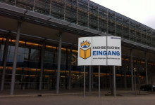 Eingang für Fachbesucher: schmucklos, dafür ohne Gedränge
