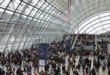 Messebesucher in der Eingangshalle