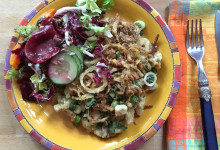 Lecker Käse-Spätzle und Salat waren in der Tüte.