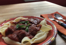 Conchiglioni Rigati mit Tomatensoße und Basilikum