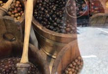 Oliven und Obst auf dem Wochenmarkt kaufen