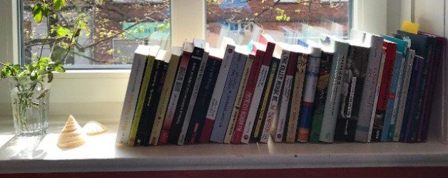 Ungelesene Bücher oder das appetitliche Fensterbankbücherregal