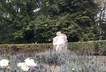 Die Steinfrau im Rosengarten besuche ich täglich.