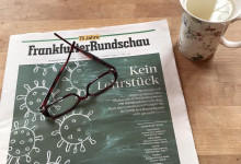 Zeitung lesen.