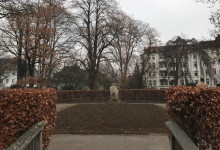 Neue Rosen vor der Frauenstatue.