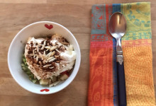Lecker Mandelquark mit Früchten und Kakaopulver.