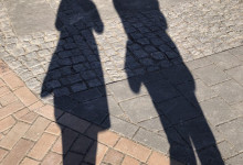 Zwei Spaziergangsschatten auf dem Weg zur Kieler Förde.