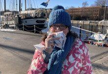 Eingemummelt mit einem Fischbrötchen vorm Gesicht.