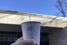 Darauf einen Cappuccino unter blauem Himmel.