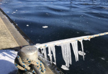 Eiszapfen im eiskalten Wind.