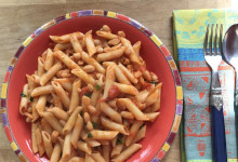 Mittagsnudeln mit Bohnen-Tomaten-Sugo
